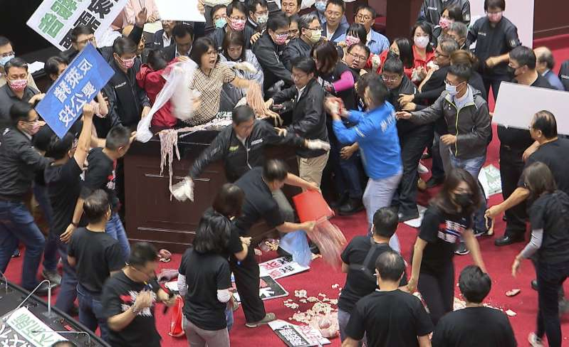 ताइवान: अमेरिकी पोर्क को लेकर भिड़े सांसद, संसद में एक-दूसरे पर फेंकी सूअरों की आंतें