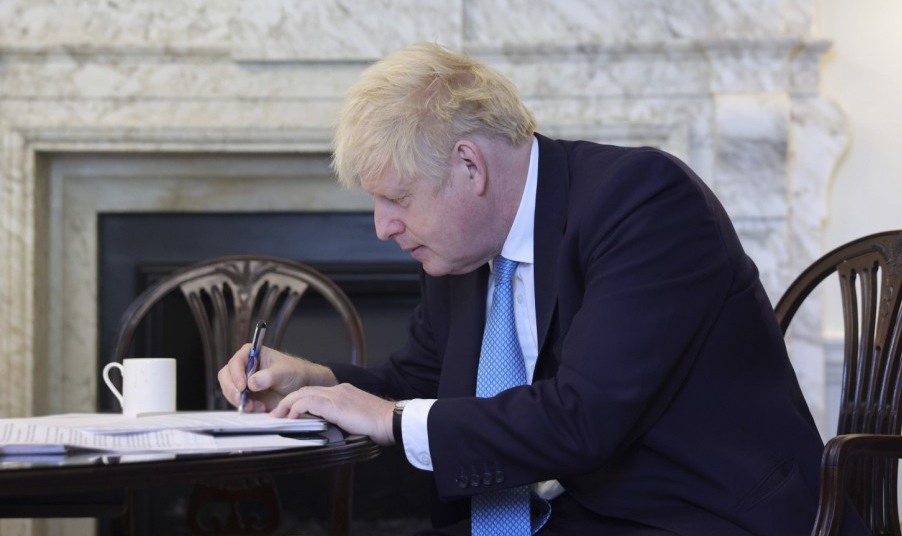 ब्रिटेन के प्रधानमंत्री ने इंग्लैंड में लगाया एक महीने का लॉकडाउन