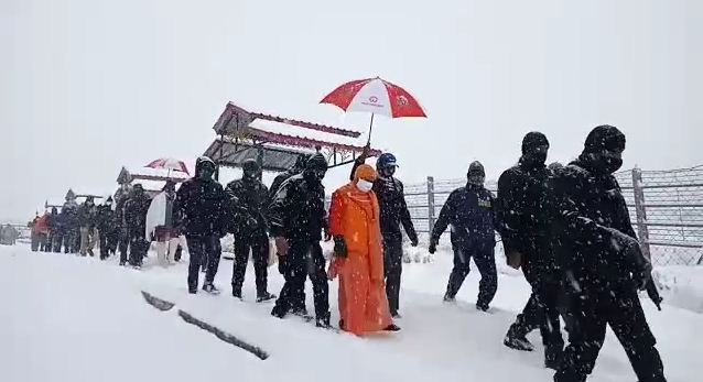 केदारनाथ में भारी बर्फबारी, दर्शन करने गए CM योगी और त्रिवेंद्र सिंह रावत फंसे