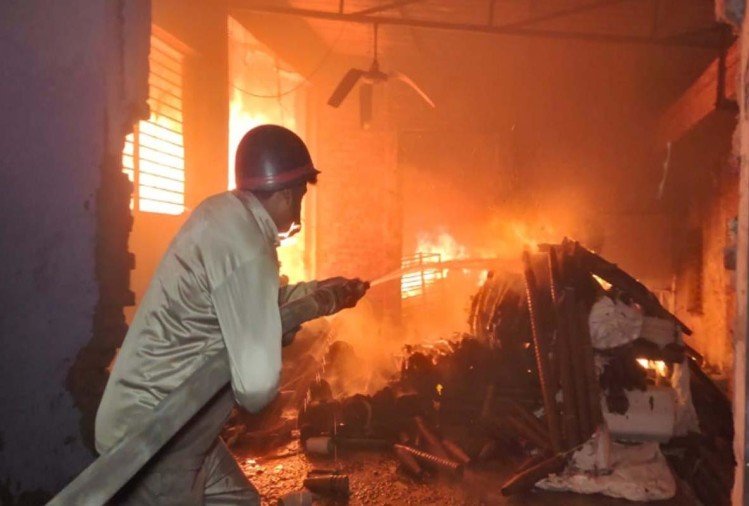 तमिलनाडु : आग बुझाते वक्त ढही इमारत, दो दमकल कर्मियों की मौत
