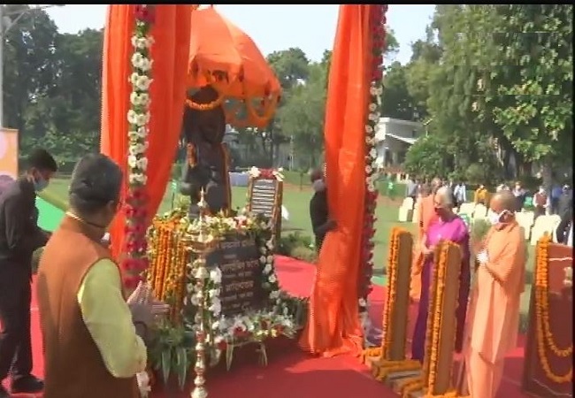 CM योगी ने किया भगवान धन्वंतरि की प्रतिमा का अनावरण