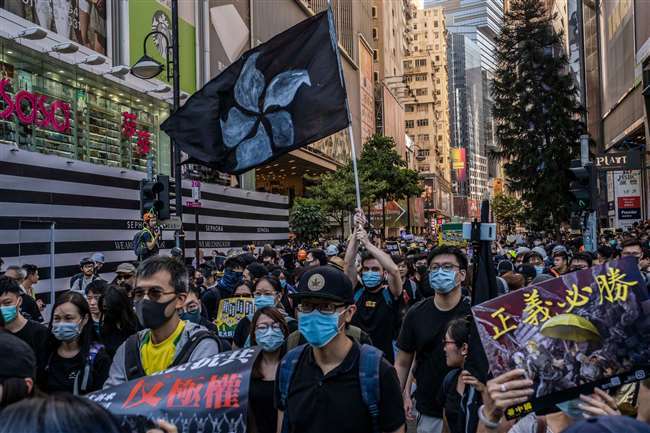 हांगकांग में देश छोड़कर भागने की कोशिश कर रहे 10 लोगों के खिलाफ कार्रवाई शुरू