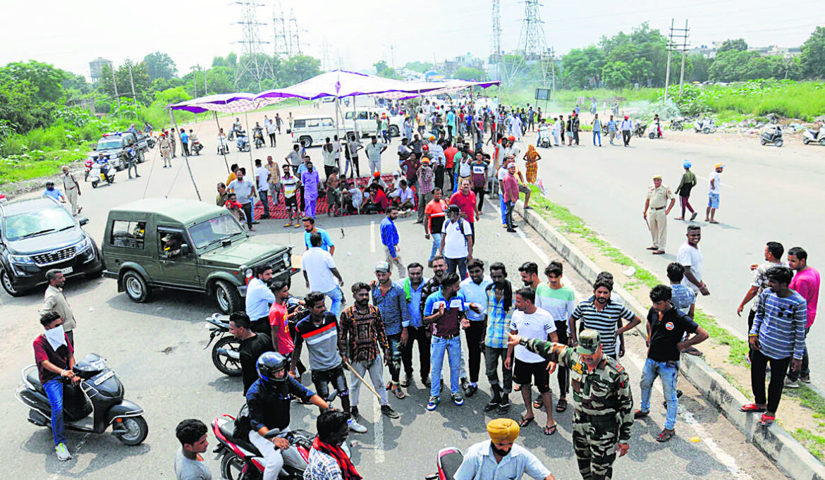 पंजाब, हरियाणा में जनजीवन प्रभावित, प्रदर्शनकारियों ने किया सड़क जाम