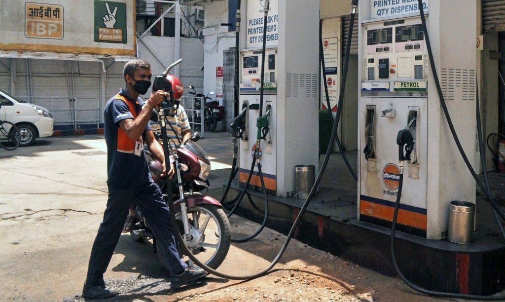 दिल्ली में नई उंचाई पर पेट्रोल का भाव, पांच दिन बाद फिर बढ़े दाम