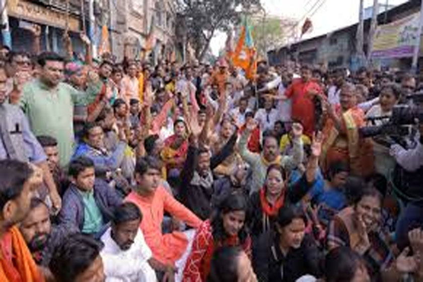 तीखी बयानबाजी के बाद हिंसा, कोलकाता में भाजपा के रोड शो पर पथराव