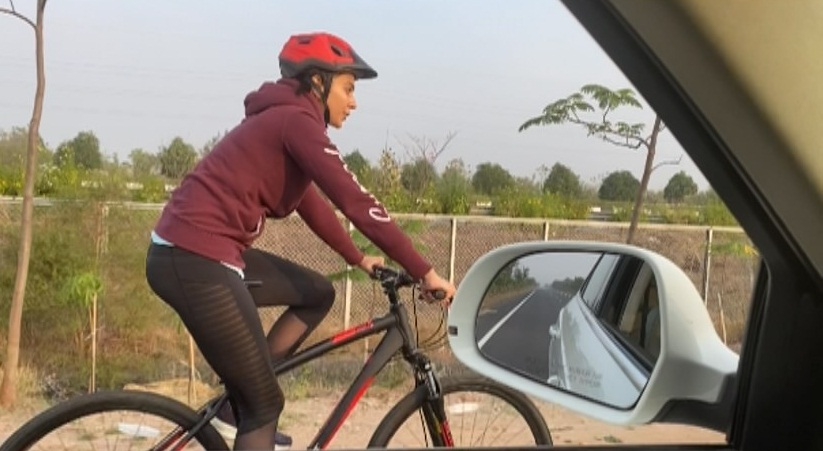 फिल्म सेट पर साइकिल से पहुंचीं रकुल प्रीत, समय बचाया