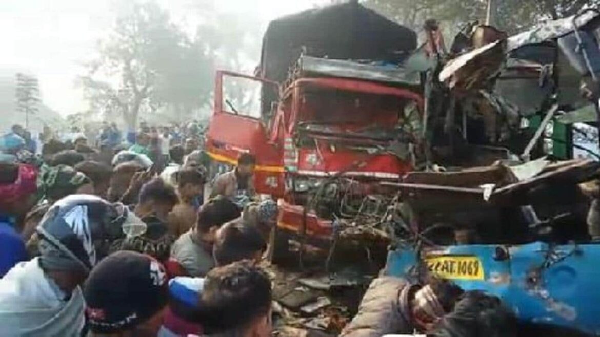 उप्र के मुरादाबाद में ट्रक-बस की टक्कर में 10 मरे