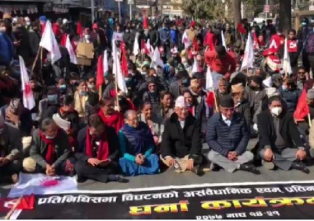 नेपाल: संसद भंग करने के खिलाफ पूर्व प्रधानमंत्रियों का धरना, छात्रों ने ओली का पुतला फूंका