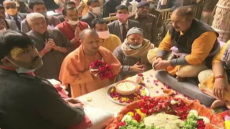 वृंदावन: ठाकुर बांकेबिहारी के दर पर पहुंचे मुख्यमंत्री योगी, दर्शन कर लिया आशीर्वाद