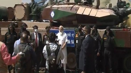 PM मोदी ने सेना को सौंपा M-1A अर्जुन टैंक, पुलवामा शहीद जवानों को दी श्रद्धांजलि