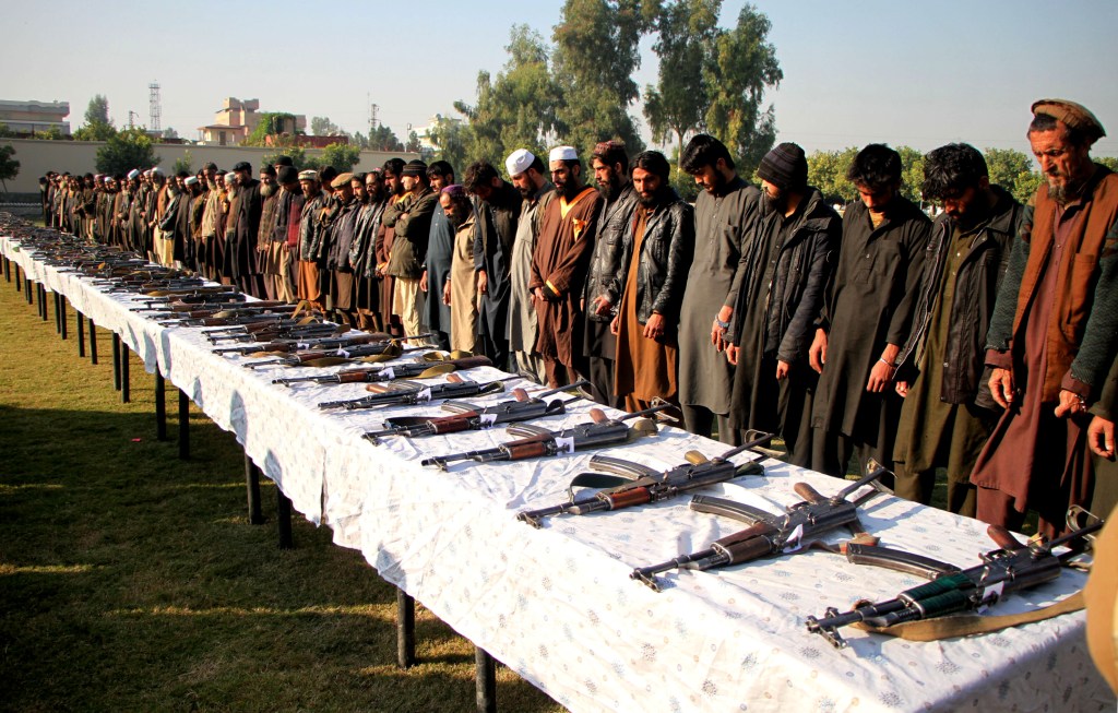 अफगानिस्तान में 25 आतंकियों ने समर्पण किया