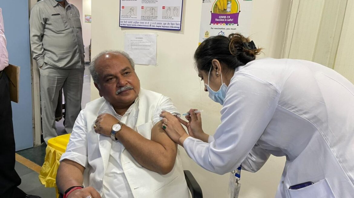 कृषि मंत्री नरेंद्र तोमर ने आरएमएल में कोविड का पहला टीका लगवाया