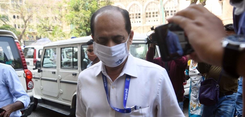 एसयूवी केस का आरोपी पुलिसकर्मी वजे मुंबई कोर्ट के समक्ष पेश