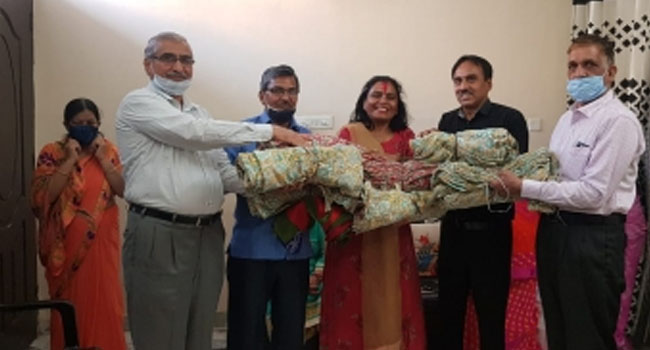 राजस्थान की महिलाओं ने हरिद्वार में कपड़े की थैलियां भेजीं