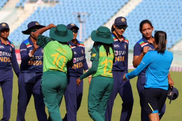 महिला क्रिकेट : मंधाना और राउत चमकीं, भारत ने द. अफ्रीका को 9 विकेट से हाराया