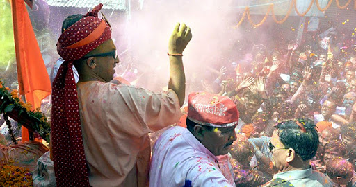 मुख्यमंत्री योगी ने गोरखपुर में मनाई होली, बोले- पर्व को संक्रमण का कारण न बनने दें