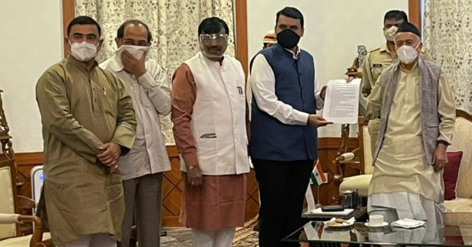 महाराष्ट्र वसूली कांड पर फडणवीस ने राज्यपाल को सौंपा ज्ञापन, बोले- CM ठाकरे की चुप्पी चिंताजनक