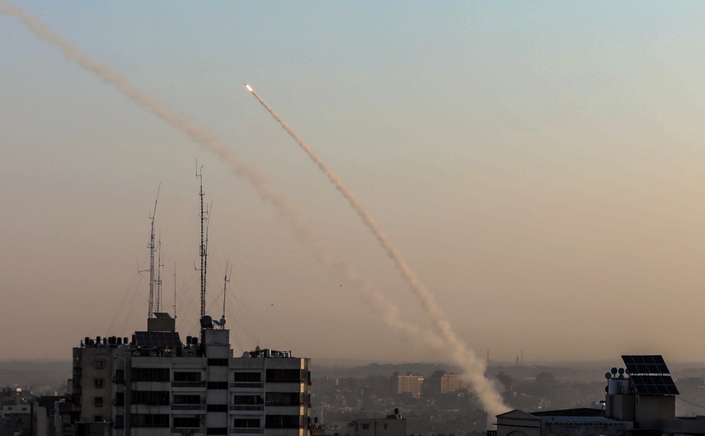 इजरायल ने रॉकेट हमले के बाद गाजा पट्टी में तबाह किये कई ठिकाने
