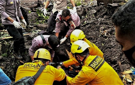 इंडोनेशिया में बाढ़ की चपेट में आकर मरने वालों का आंकड़ा 165 पहुंचा