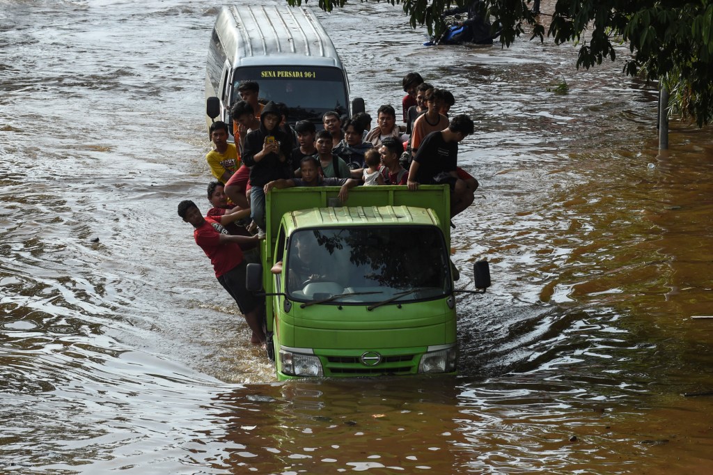 इंडोनेशिया में भूस्खलन और बाढ़ की चपेट में आकर 100 से ज्यादा लोगों की मौत