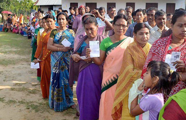 बंगाल: 43 सीटों पर अब तक 57.30% वोटिंग, TMC बोली-CRPF ने कार्यकर्त्ता के पैर पर मारी गोली