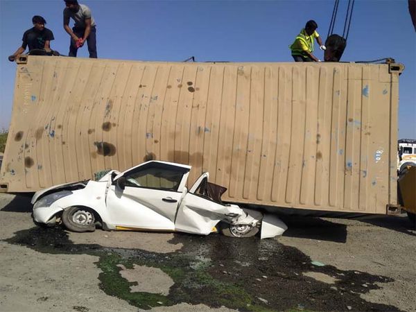 राजस्थान में ओवरटेकिंग के दौरान ट्रक में लोड कंटेनर कार पर गिरा, 4 लोगों की मौत