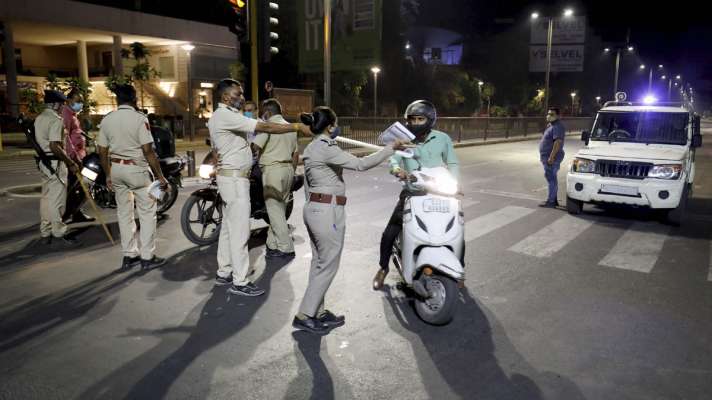 दिल्ली में वीकेंड कर्फ्यू लागू, शुक्रवार रात से सोमवार सुबह तक रहेगी पाबंदी