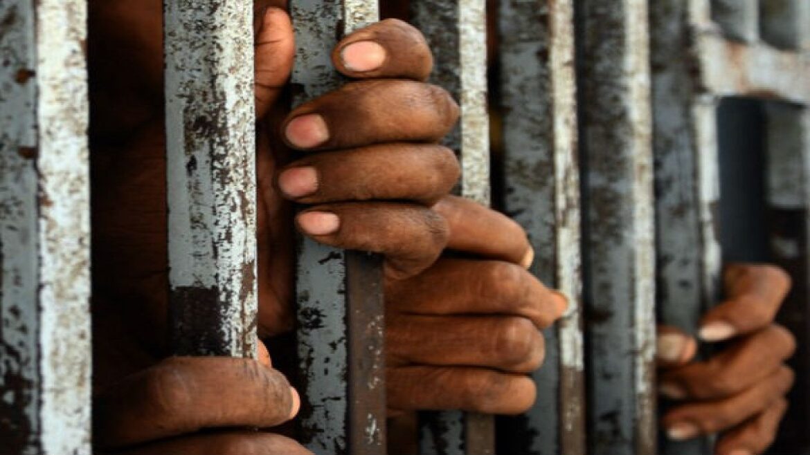जेल कर्मचारियों की आंख में मिर्च पाउडर डालकर भागे 16 कैदी