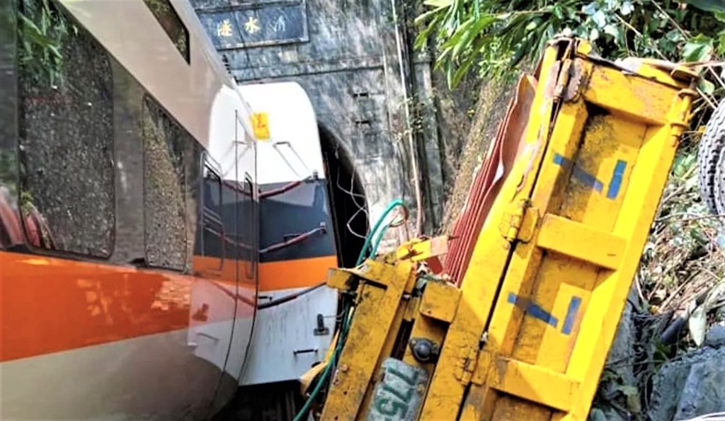 ताइवान में पटरी से उतरने के बाद दीवार से टकराई यात्रियों से भरी ट्रेन, 41 की मौत