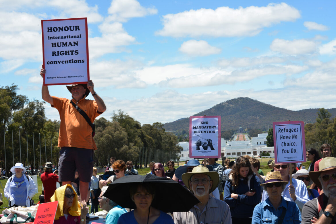 शरणार्थियों को अनिश्चितकाल के लिए हिरासत में ले सकती है ऑस्ट्रेलिया सरकार
