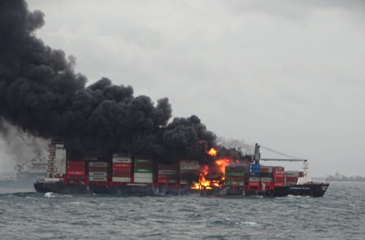 मालवाहक जहाज जलने से एसएल ने एसिड रेन की दी चेतावनी