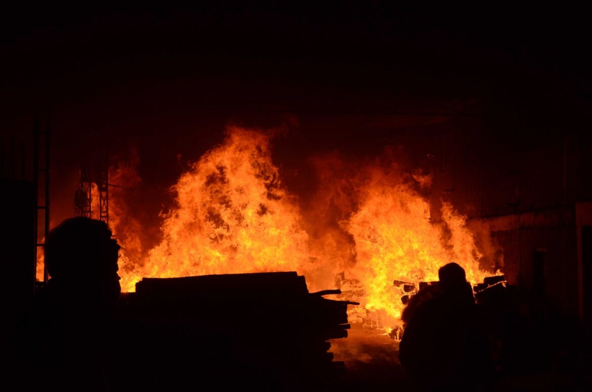 लॉस एंजिल्स के पास जंगल में लगी आग, लोगों को सुरक्षित निकाला गया