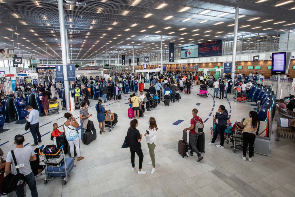 यूरोपीय आयोग ने यात्रा प्रतिबंधों में ढील देने की सिफारिश की