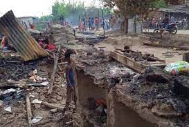 दलित परिवारों पर 100-150 लोगों का हमला, पूरी बस्ती फूंकी, एक को पीटकर मार डाला