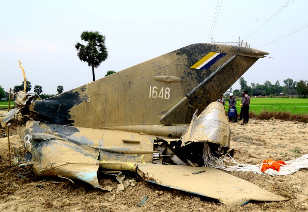 म्यांमार सेना का विमान दुर्घटनाग्रस्त, 12 की मौत