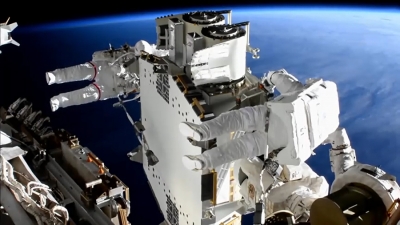 अंतरिक्ष यात्रियों ने स्पेस स्टेशन के बाहर पहले सोलर पैनल को किया इंस्टॉल