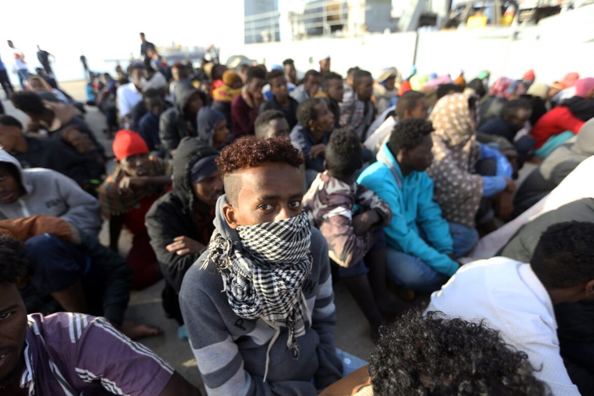 लीबिया के तट से 2,000 से अधिक अवैध प्रवासियों को बचाया गया