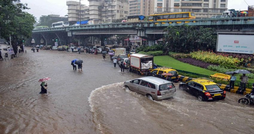 मुंबई में आज सुबह से हो रही भारी बारिश, IMD ने जताई शाम को हाई टाइड की संभावना