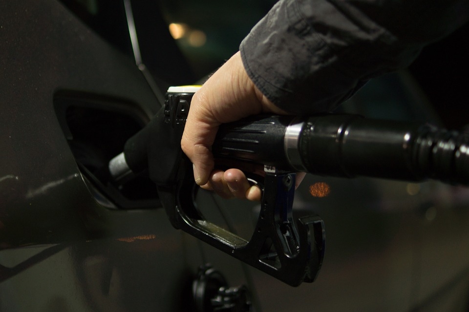 पेट्रोल-डीजल की कीमतों में बढ़ोतरी एक बार फिर थमी