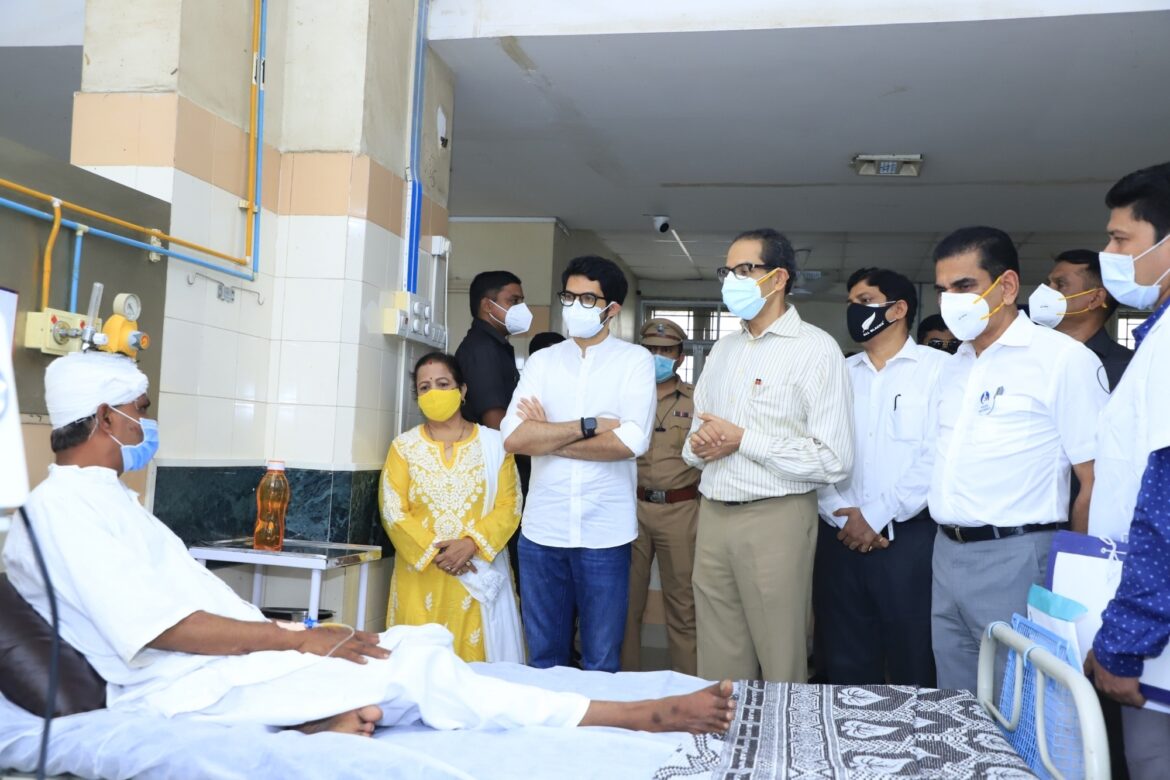 मुंबई हादसा : घायलों से मिले मुख्यमंत्री, मृतकों के परिजनों को 5 लाख रुपये की मदद