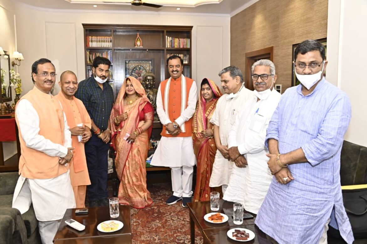 भाजपा के सियासी मंथन के बीच मुख्यमंत्री योगी केशव के घर पहुंचे