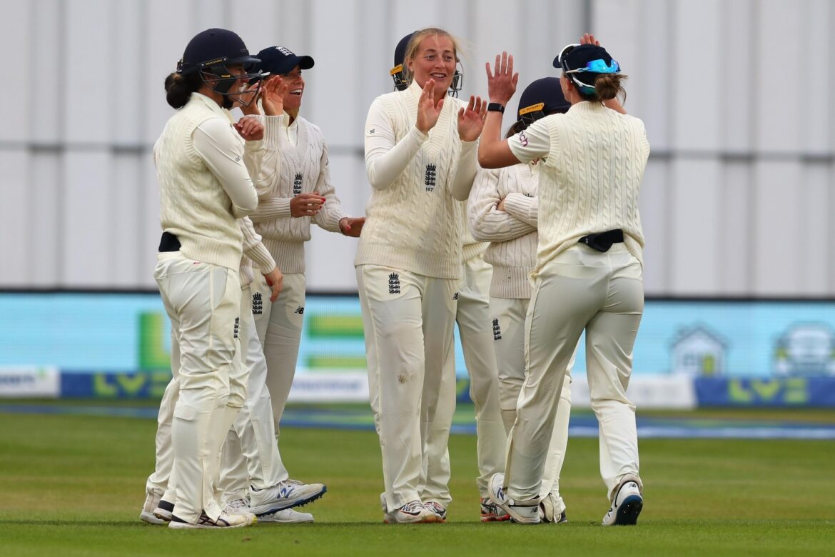 महिला क्रिकेट : भारत ने उतारा फोलोऑन, 6 रन से आगे