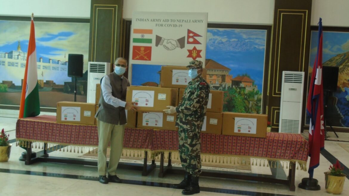 भारतीय सेना ने नेपाली सेना को चिकित्सा आपूर्ति सौंपी