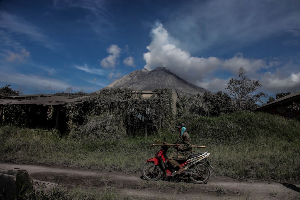 इंडोनेशिया में ज्वालामुखी फटा, माउंट मेरापी से निकला लावा