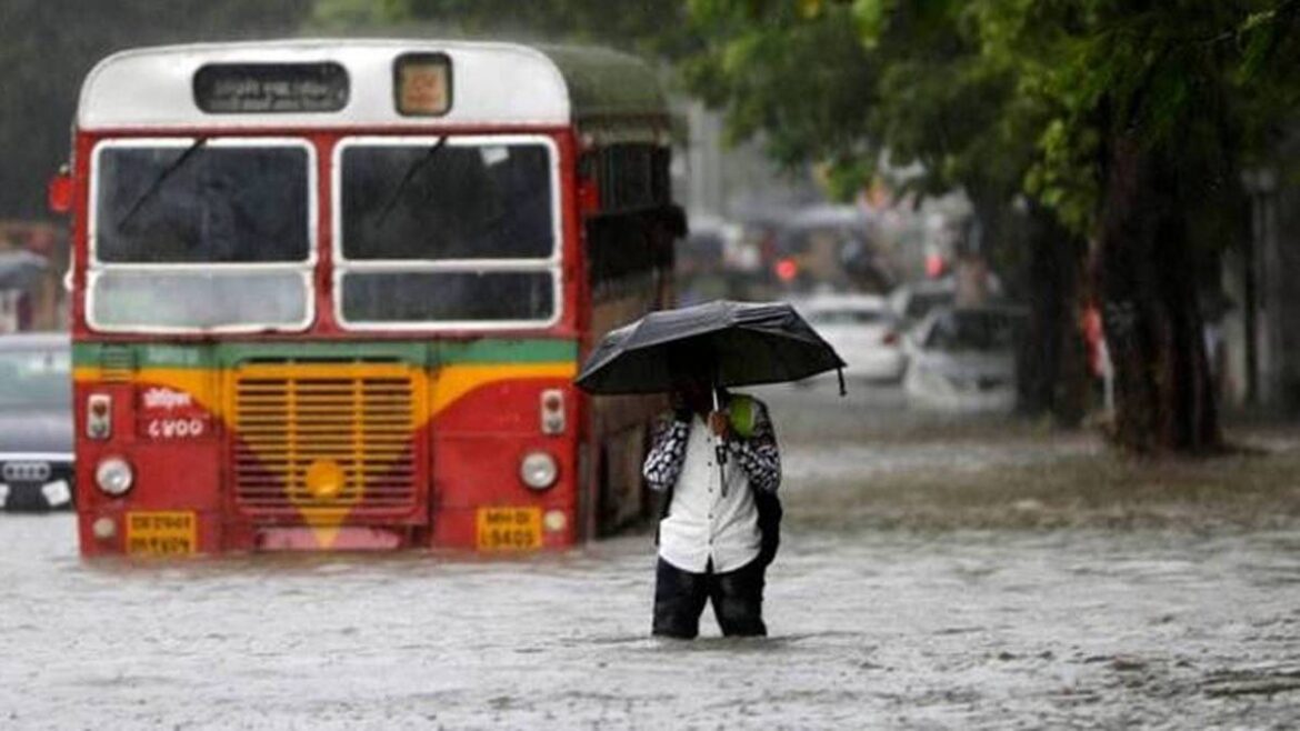 पहली बारिश में ही थम गई मुंबई की रफ्तार, कई जगह भारी ट्रैफिक जाम, हाई टाइड की चेतावनी