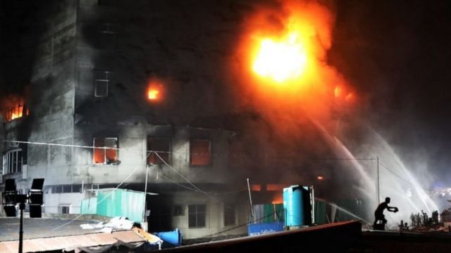 बांग्लादेश में 6 मंजिला फैक्ट्री में आग लगी, 40 की मौत, जान बचाने के लिए इमारत से नीचे कूद पड़े लोग