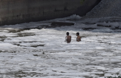 शिवपुरी में पानी के बीच फंसे 5 लोगों को ग्रामीणों ने बचाया