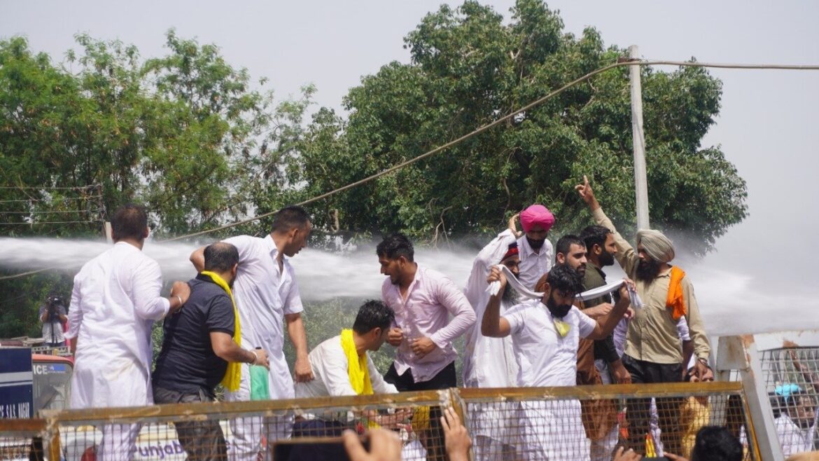 पंजाब के मुख्यमंत्री आवास के पास विरोध कर रहे आप कार्यकर्ताओं पर पानी की बौछार