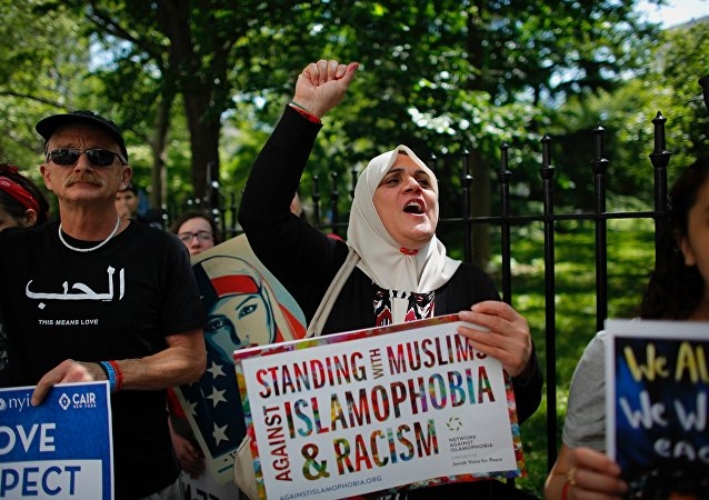 अमेरिकी मानवाधिकार प्रकाशस्तंभ के नीचे छाया : मुसलमानों के खिलाफ गंभीर भेदभाव