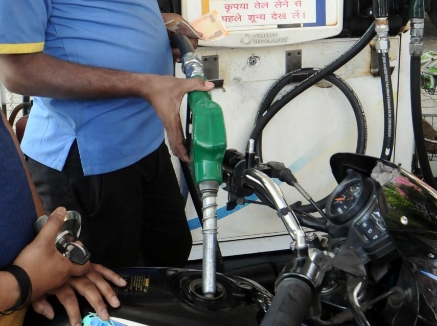 इस महीने बार-बार ईंधन की कीमतों में बढ़ोतरी से उपभोक्ताओं को मिल सकती है राहत